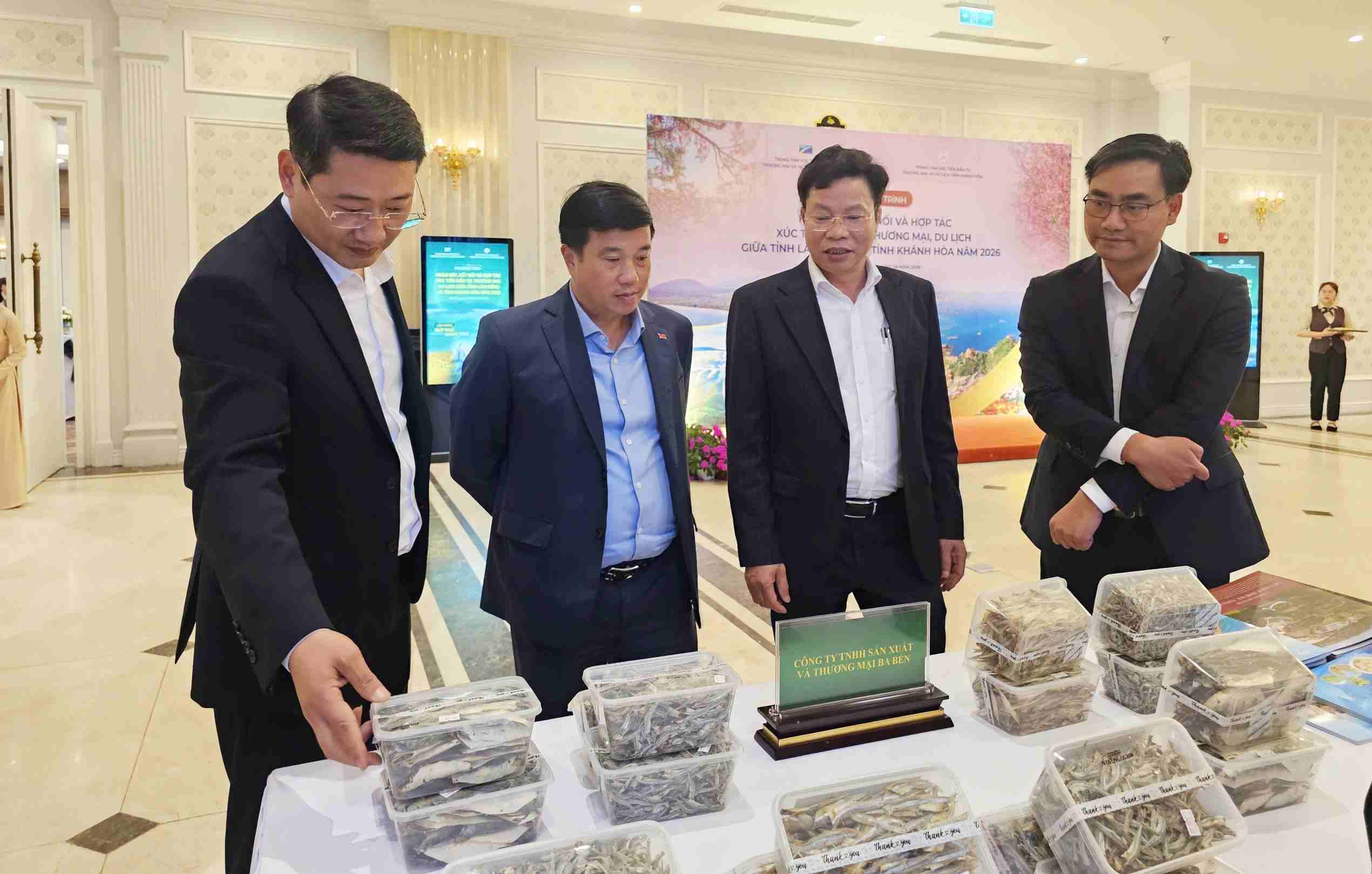 Bí thư Tỉnh ủy Lâm Đồng Y Thanh Hà Niê Kđăm cùng các đại biểu tham quan khu trưng bày sản phẩm đặc trưng của tỉnh Khánh Hòa tại chương trình. Ảnh: Phúc Khánh 