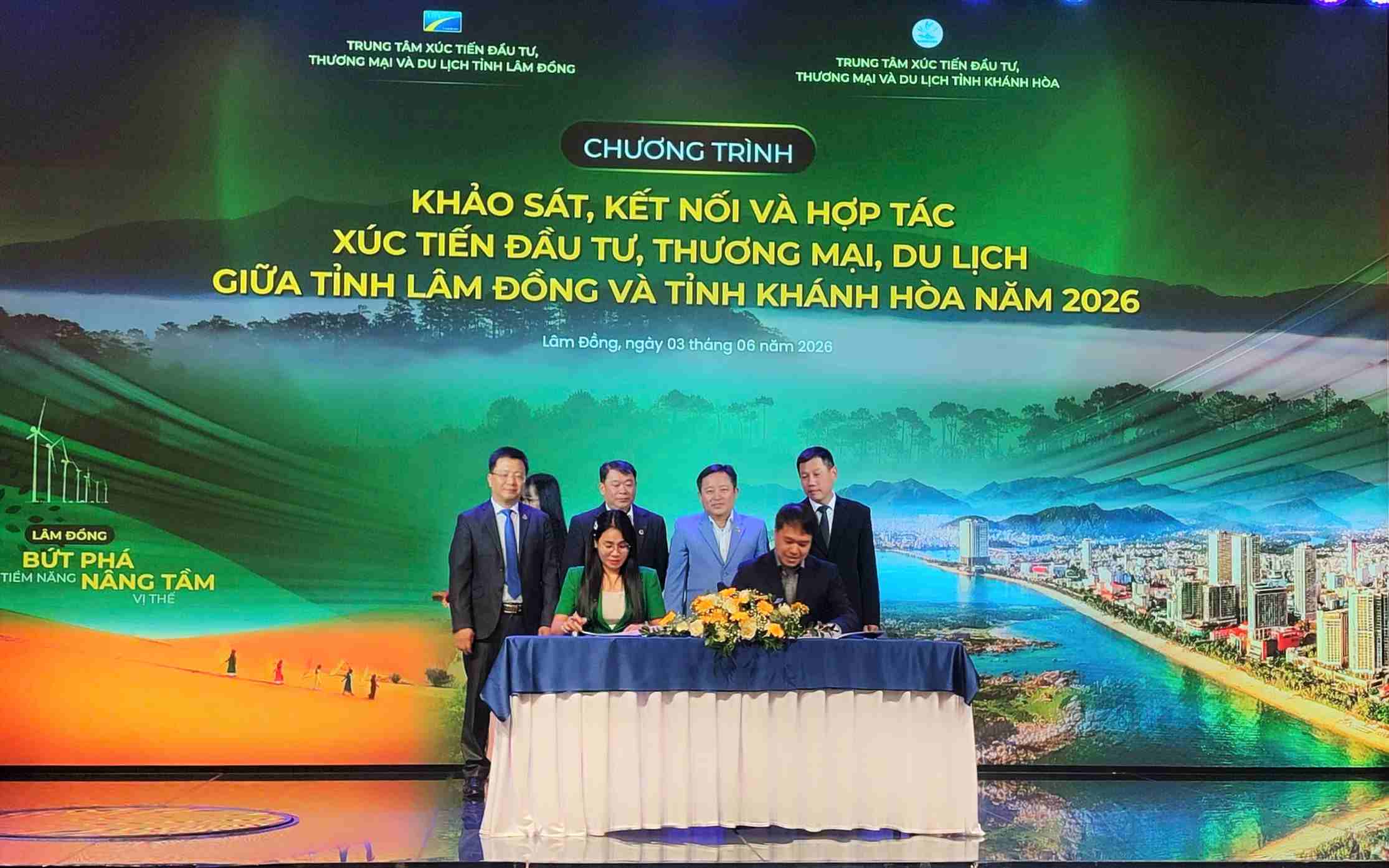Representatives of businesses from Lam Dong and Khanh Hoa provinces sign a memorandum of understanding on cooperation in trade and tourism development. Photo: Phuc Khanh