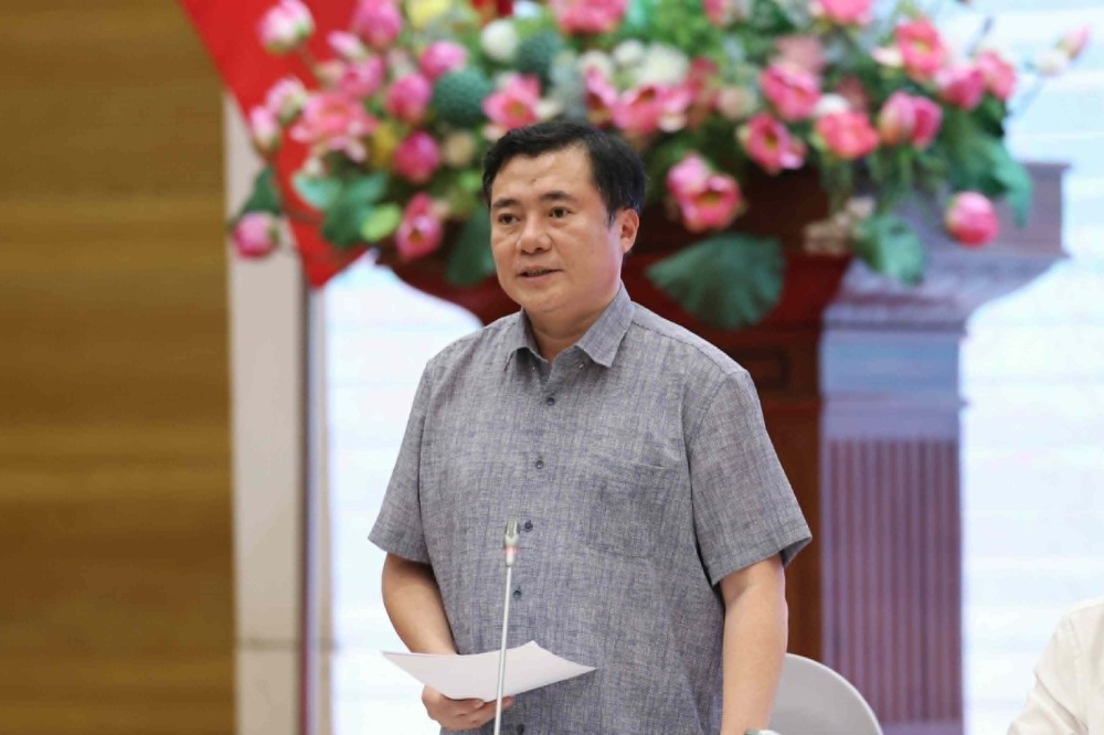 Deputy Minister of Industry and Trade Nguyen Sinh Nhat Tan answers questions related to the application of E10 gasoline from June 1. Photo: Pham Dong
