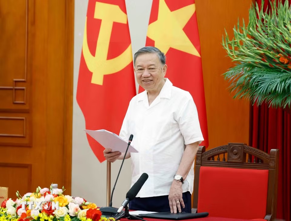 General Secretary and President To Lam clearly stated that degrees, seniority, and positions cannot replace the ability to perform, prestige and results of serving the people. Photo: VNA