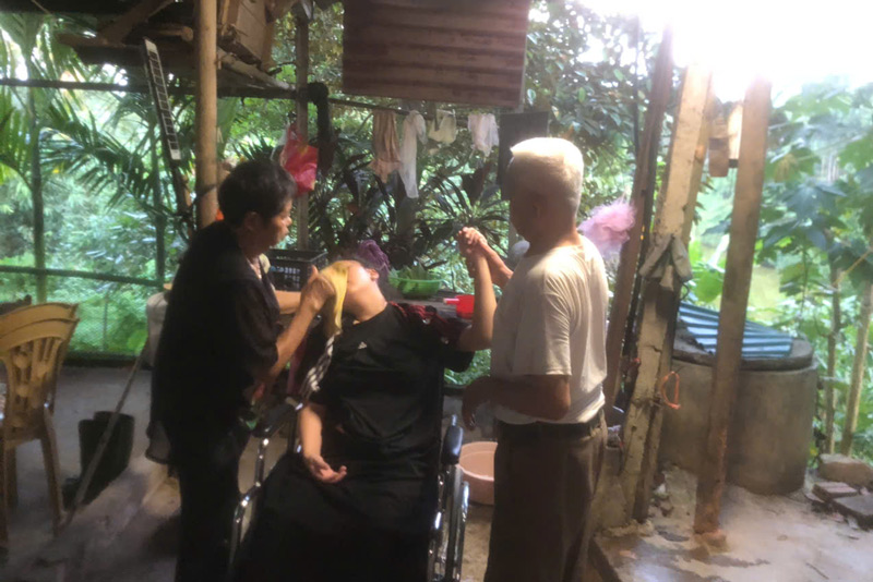 Các sinh hoạt cá nhận của Nguyệt hiện tại đều phụ thuộc hết vào ông bà nội đã lớn tuổi. Ảnh: Quốc Đạt 