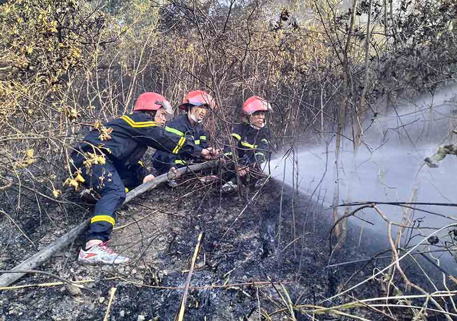 Firefighters participate in fighting forest fires in Nghi Xuan commune. Photo: Ha Tinh Police