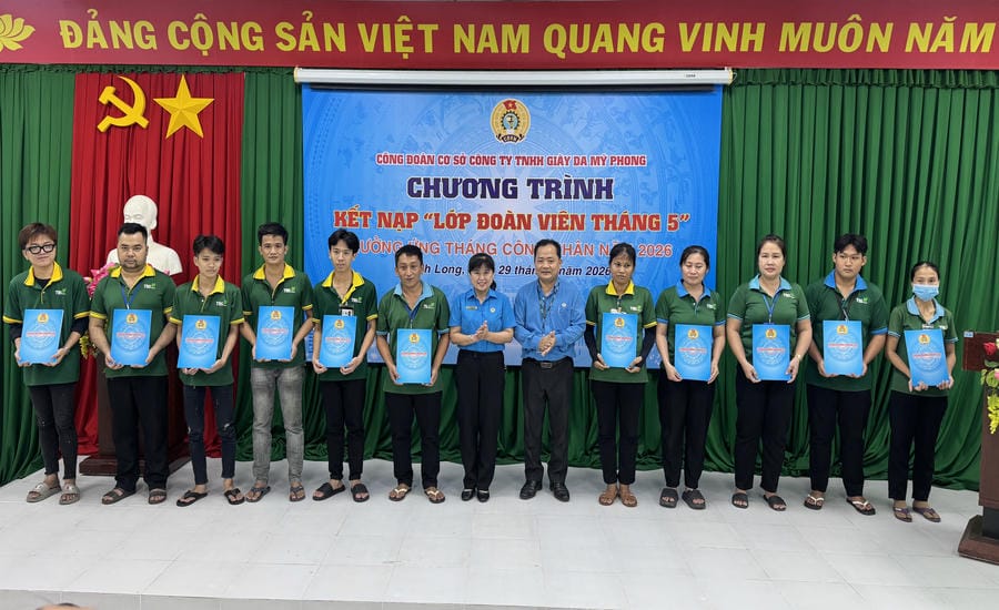 Leaders of the Provincial Labor Federation, Trade Union of My Phong Leather Shoe Co., Ltd. present decisions to admit new union members to employees. Photo: Hoang Loc