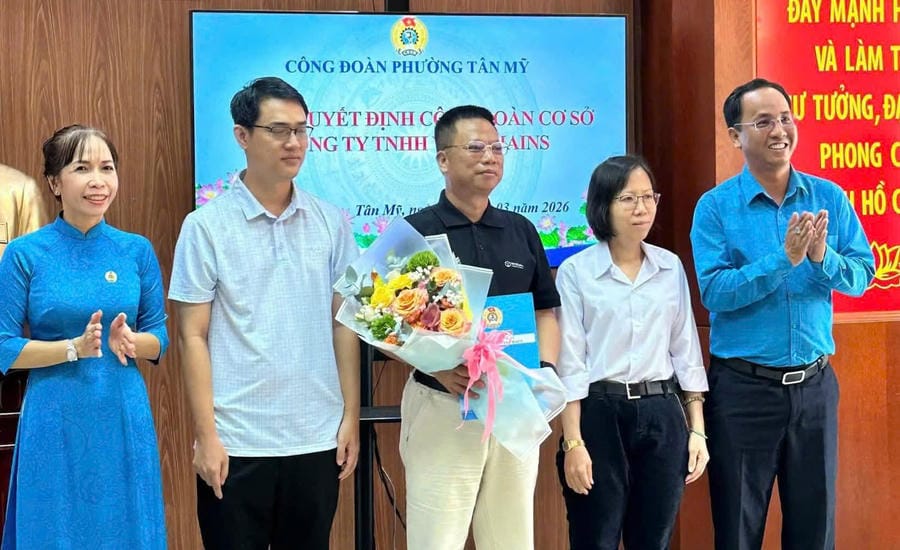 Representatives of the Area Management Working Group No. 2 under the Ho Chi Minh City Labor Federation and the Trade Union of Tan My Ward, Ho Chi Minh City, present the decision to establish the grassroots trade union. Photo: Duc Long