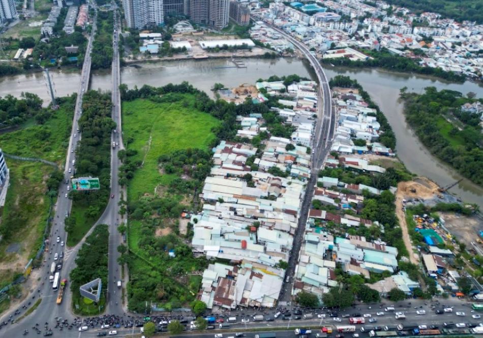 Điểm đầu tuyến đường Lê Văn Lương giao với trục đường Nguyễn Văn Linh. Ảnh: Anh Tú