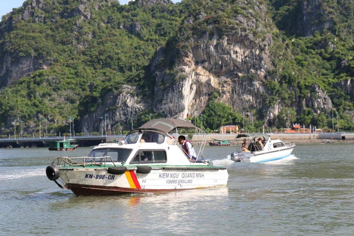 Functional forces launch propaganda to handle ships and boats anchored spontaneously in violation of regulations along the coast of Ha Long Bay. Photo: Doan Hung