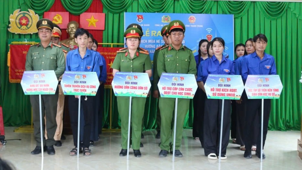 Ra mắt 6 đội hình tình nguyện thực hiện chiến dịch mùa hè số cùng VneID. Ảnh: Bình An
