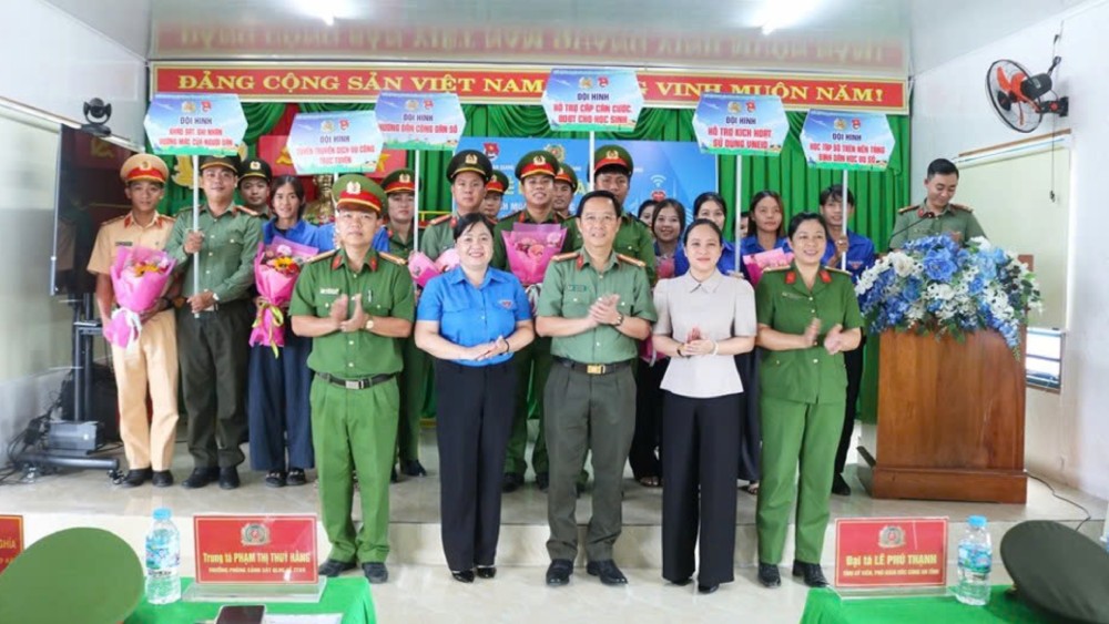 The Provincial Police expects that each union member and youth participant in the campaign will become a propagandist, a digital guide, directly supporting people. Photo: Binh An