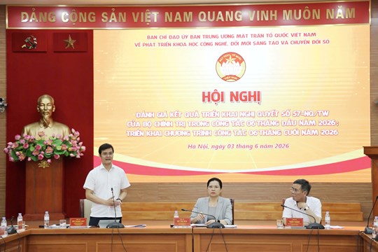 Ông Bùi Quang Huy, Ủy viên Trung ương Đảng, Phó Chủ tịch Ủy ban Trung ương MTTQ Việt Nam, Bí thư Thứ nhất Trung ương Đoàn TNCSHCM, Phó trưởng Ban Chỉ đạo phát biểu tại Hội nghị. Ảnh: MTTQ