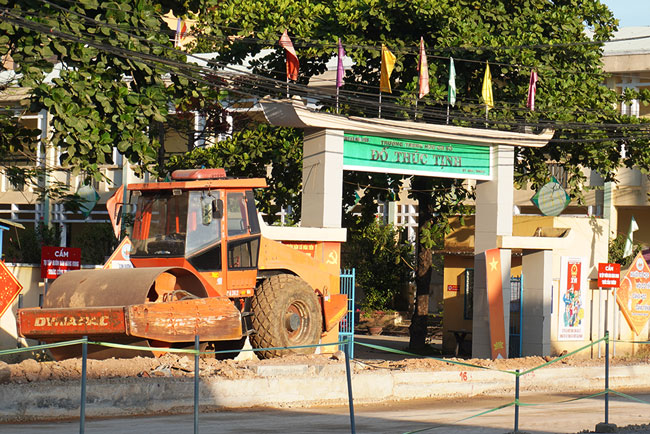 The construction site of National Highway 14B through Da Nang is messy, causing danger to local people and traffic participants. Photo: Tran Thi