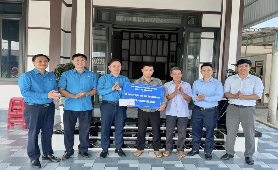 Ha Tinh Provincial Labor Federation awards money to support building Trade Union Shelter houses for union members in difficult circumstances. Photo: Tran Tuan
