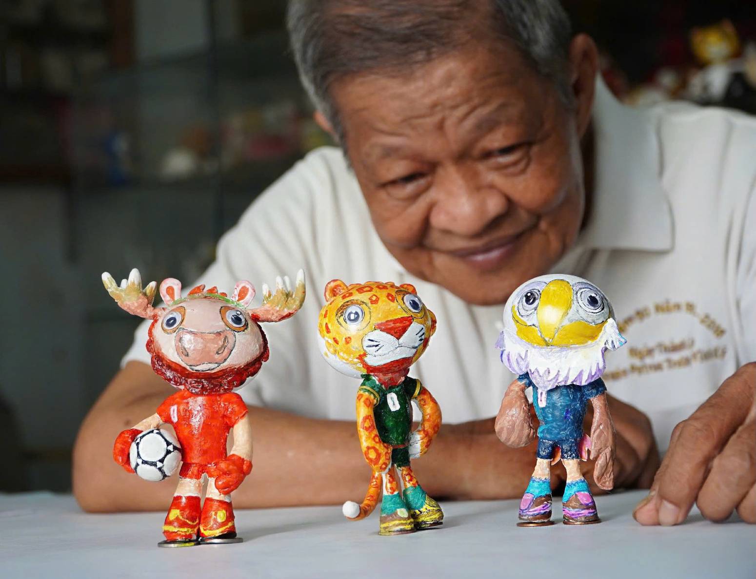Mr. Nguyen Thanh Tam (75 years old, retired teacher) recreated the trio of mascots representing the three co-host nations of the 2026 World Cup. Photo: Mai Anh.