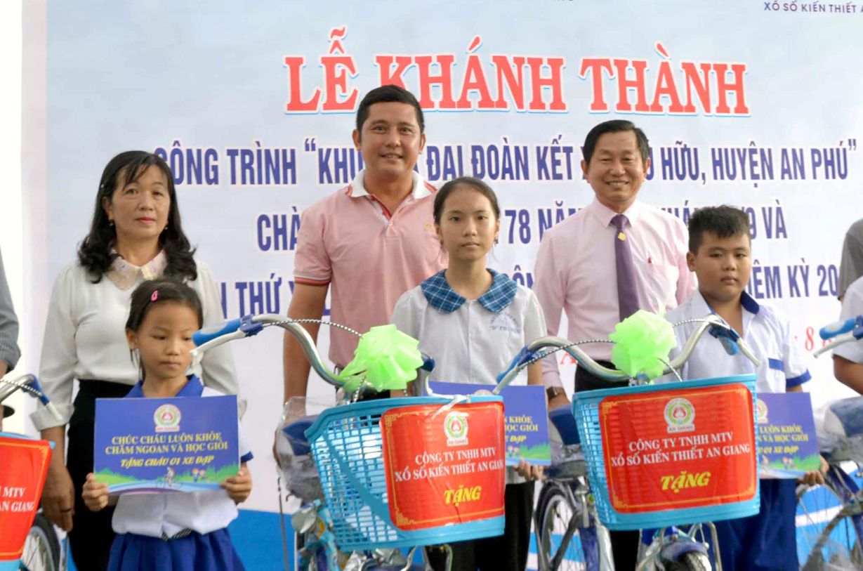 Đại diện lãnh đạo Công ty TNHH MTV XSKT An Giang tặng xe đạp cho học sinh vùng biên giới. Ảnh: Thanh Mai