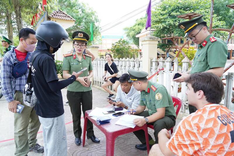 Tuyen Quang renforce le contrôle des étrangers résidant et opérant à la frontière. Photo: Police de Tuyen Quang