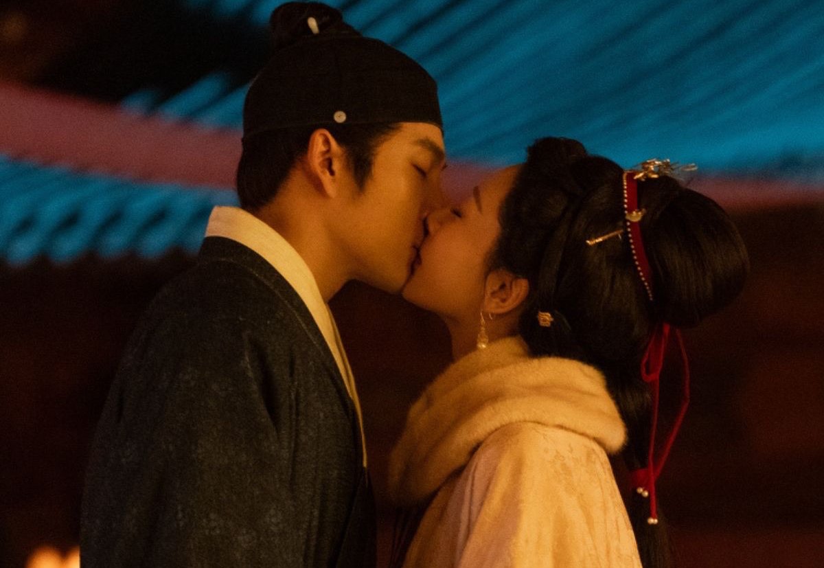 Duong Tu, Han Dong Quan perform a kissing scene. Photo: VieON.