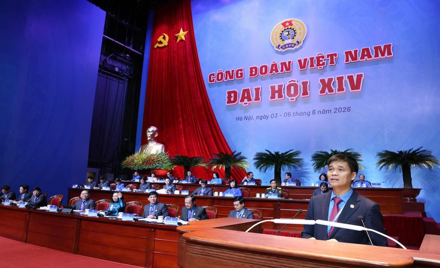 Vice President of the Vietnam General Confederation of Labor Ngo Duy Hieu speaks at the first session, 14th Congress of Vietnam Trade Unions. Photo: Hai Nguyen