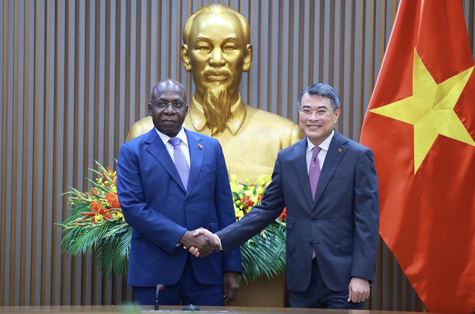 Ủy viên Bộ Chính trị, Thủ tướng Chính phủ Lê Minh Hưng tiếp Bộ trưởng Bộ Ngoại giao Cộng hòa Angola Téte António. Ảnh: VGP 