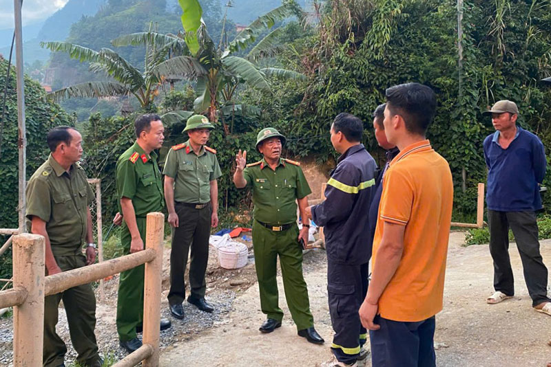 Lãnh đạo Công an tỉnh Lào Cai đã trực tiếp có mặt tại hiện trường để chỉ đạo. Ảnh: ĐVCC