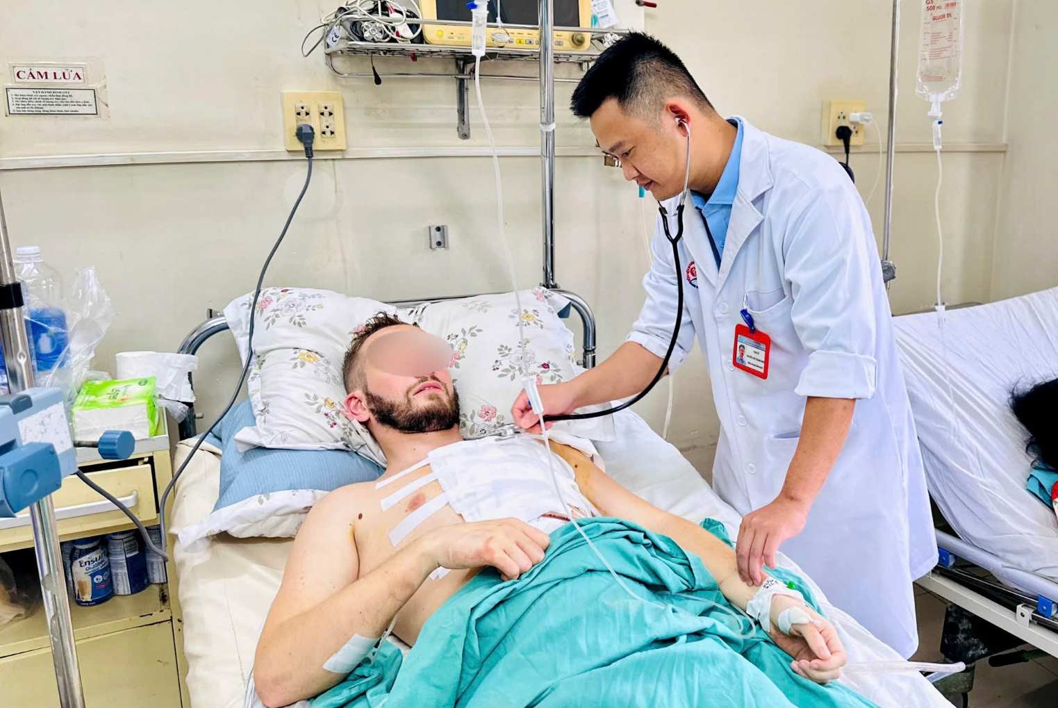 Doctors and nurses of Khanh Hoa General Hospital save a Russian patient with a critical heart puncture. Photo: Anh Thu
