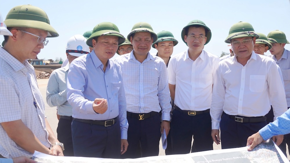 Chủ tịch UBND tỉnh Lê Hồng Vinh và Phó Chủ tịch UBND tỉnh Phan Phong Phú kiểm tra tiến độ Dự án thành phần 2 - Cầu Nhật Lệ 3 và đường hai đầu cầu. Ảnh: Hưng Thơ