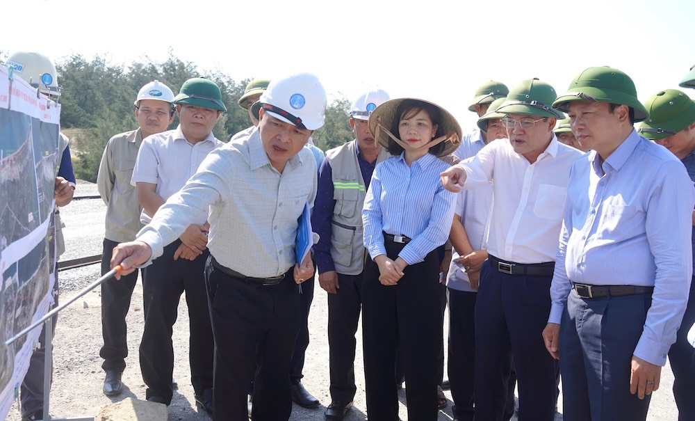 Leaders of Quang Tri Provincial People's Committee inspect and direct at the Coastal Road Project connecting the East-West Economic Corridor phase 1. Photo: Hung Tho