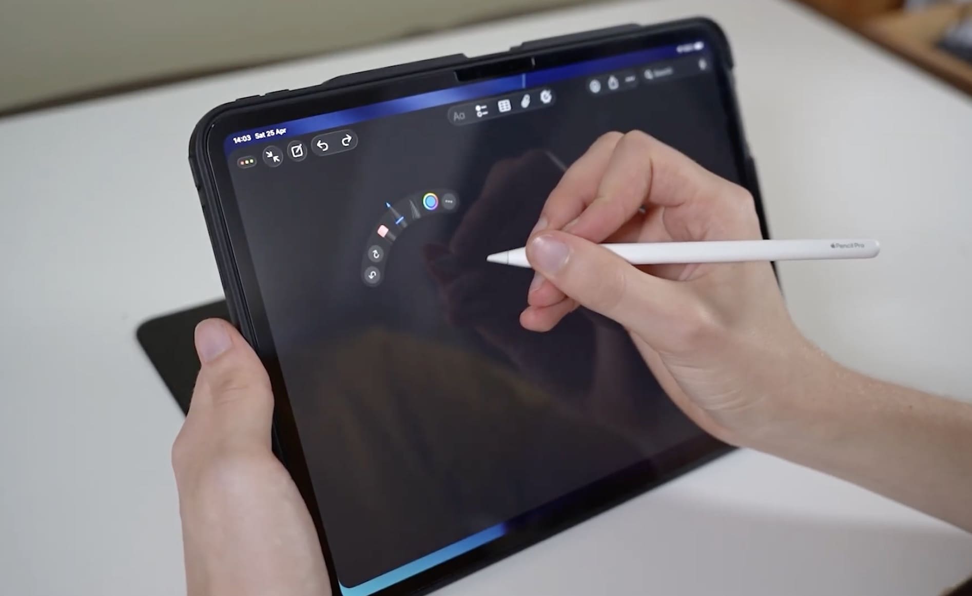 Apple Pencil Pro cho phép người dùng bóp nhẹ thân bút để mở nhanh bảng công cụ và chuyển đổi giữa các tùy chọn ngay trên iPad. Ảnh: Fix and Stuff