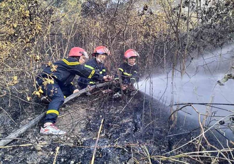 Lực lượng cứu hỏa tham gia chữa cháy rừng ở xã Nghi Xuân. Ảnh: Công an Hà Tĩnh