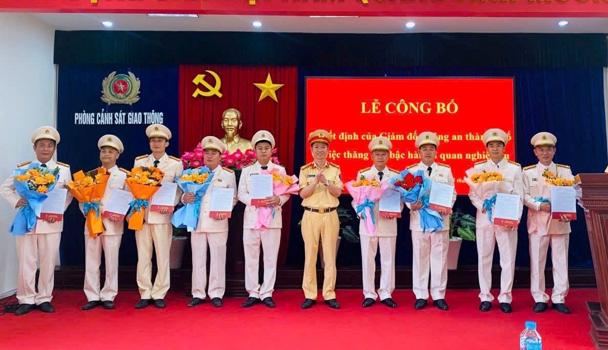 Colonel Tran Anh Ngoc - Head of the Traffic Police Department presents decisions to officers and soldiers. Photo: Hai Phong Police