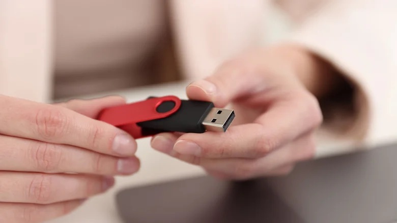 There are signs that the USB is damaged that users should know. Photo: Shutterstock