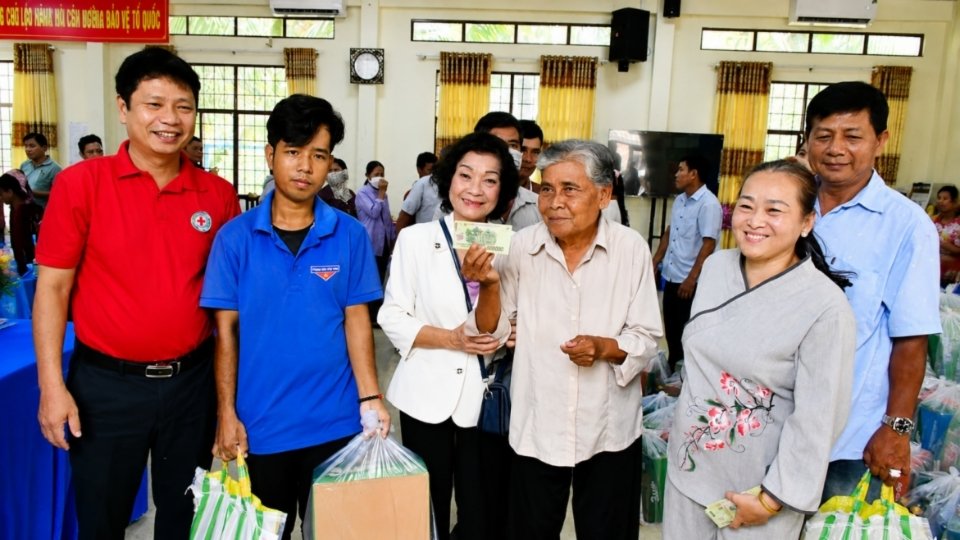 Các phần quà thiết thực được trao tận tay người dân khó khăn, góp phần chia sẻ gánh nặng cuộc sống. Ảnh: Hội CTĐ Vĩnh Long