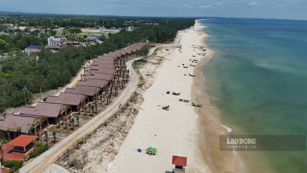 Kiosks and coastal restaurants are auctioned for use. Photo: Hung Tho