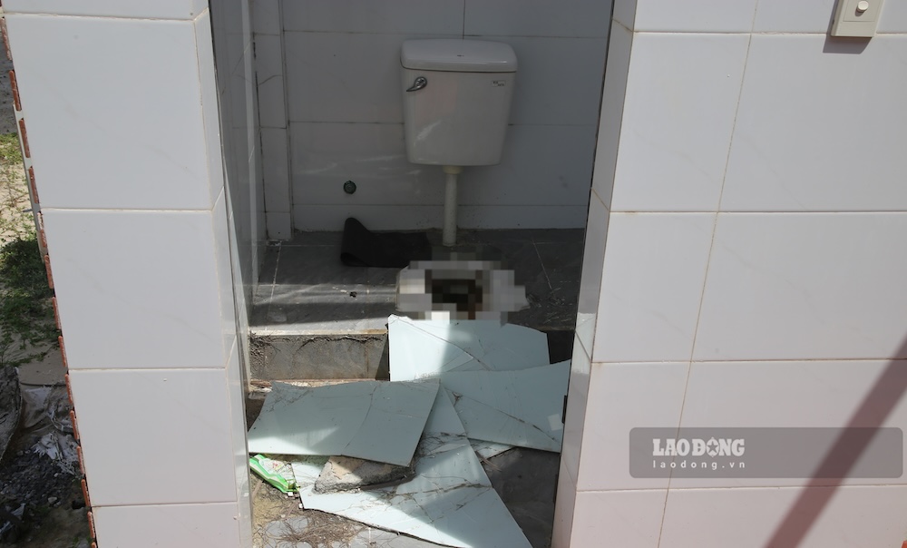 Một số hạng mục bên trong các ki-ốt, nhà hàng bị hư hỏng dù chưa hoạt động. Ảnh: Hưng Thơ