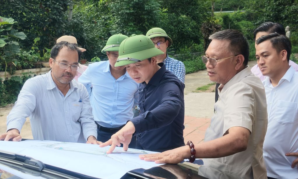Chủ tịch UBND tỉnh Lê Hải Hòa (áo đen) nắm bắt tình hình tại Khu du lịch sinh thái Suối Củn, xã Nguyễn Huệ. Ảnh: Diệu Linh 