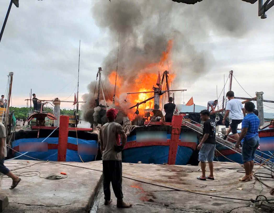 Scene of the fishing boat fire that occurred in Tan An village, Quynh Phu commune on the morning of June 30. Photo: Ngoc Anh