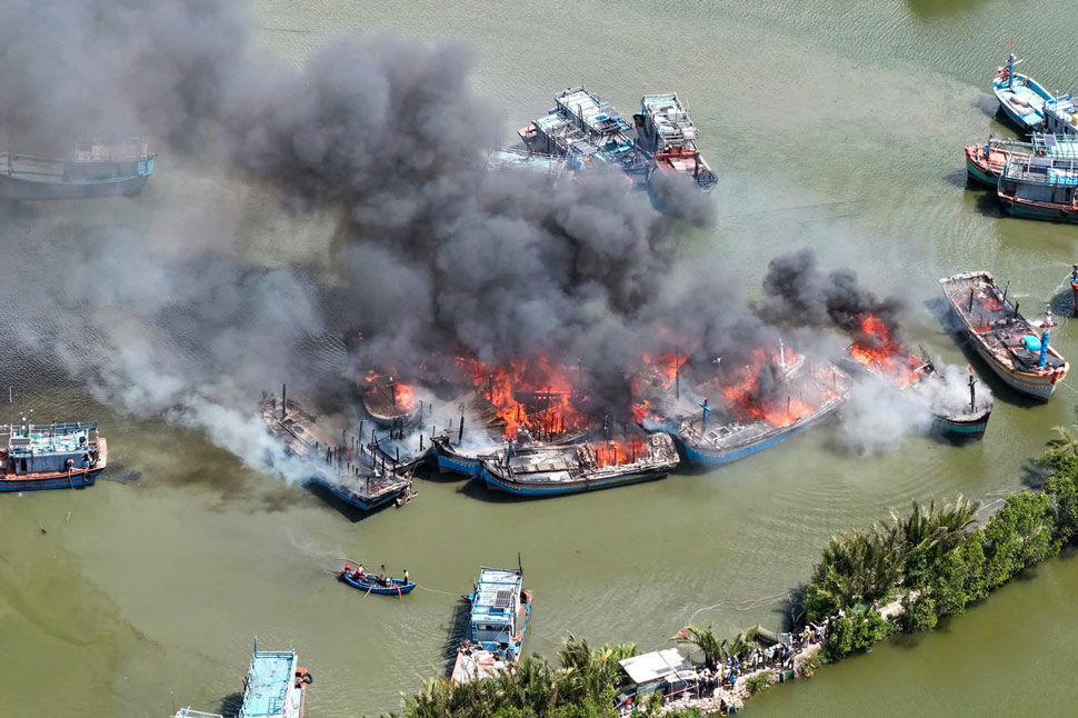 El incendio en el área de amarre de barcos en la laguna de Thi Nai quemó 12 barcos de pesca, provocando que otros 4 barcos se incendiaran parcialmente. Foto: Minh Phung