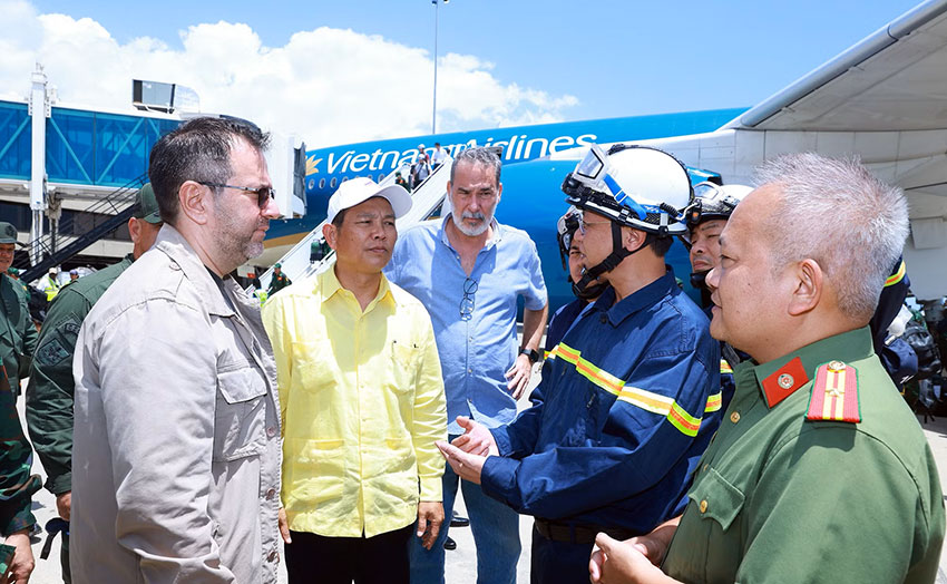 Đón đoàn tại sân bay là Ngoại trưởng Venezuela Yván Gil Pinto và Đại sứ Việt Nam tại Venezuela Vũ Trung Mỹ. Ảnh: Bộ Công an