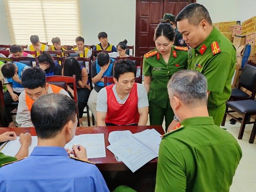 Công an Hà Nội cảnh báo thủ đoạn lừa đảo tặng quà nhắm vào người cao tuổi. Ảnh: CAHN