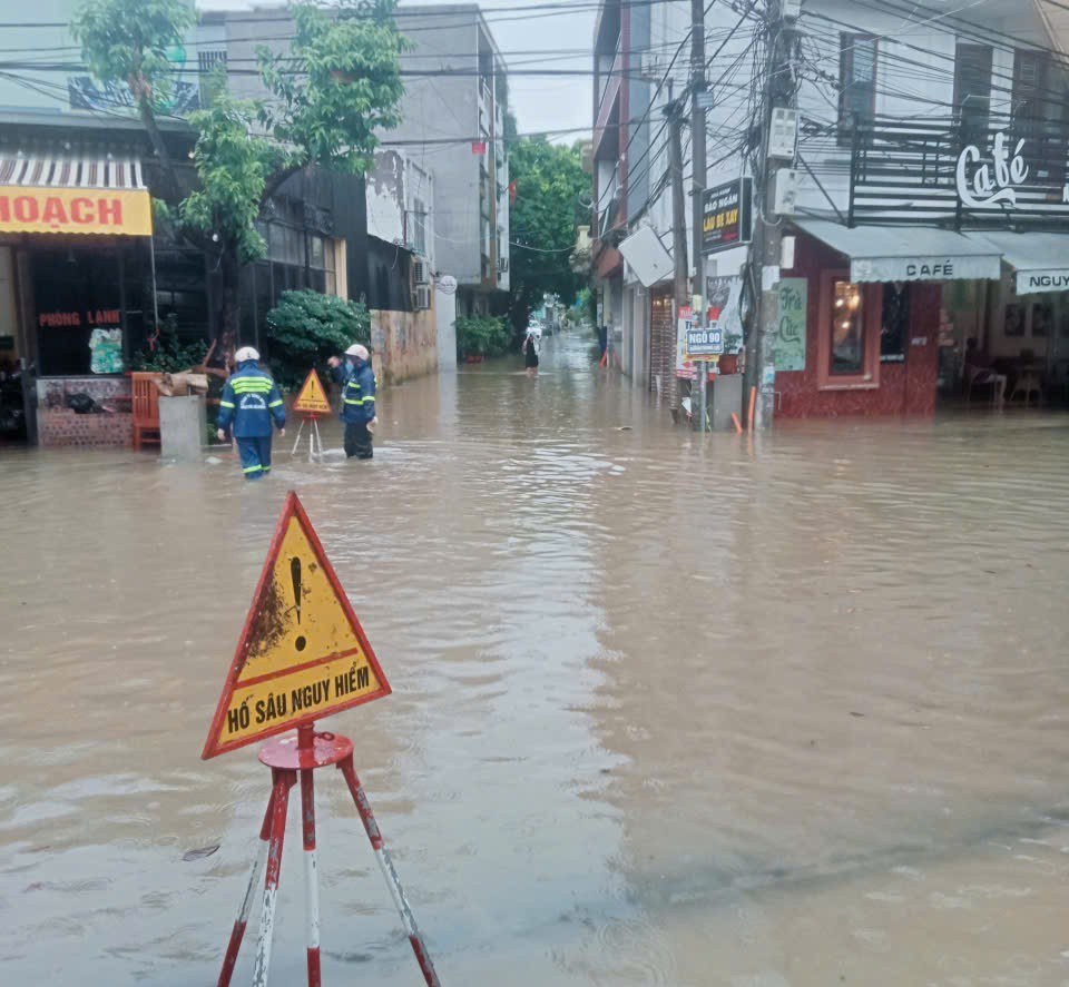 Hàng chục điểm ngập sâu được lực lượng chức năng cắm cảnh báo để các phương tiện chú ý khi lưu thông. Ảnh: Hoàng Khôi