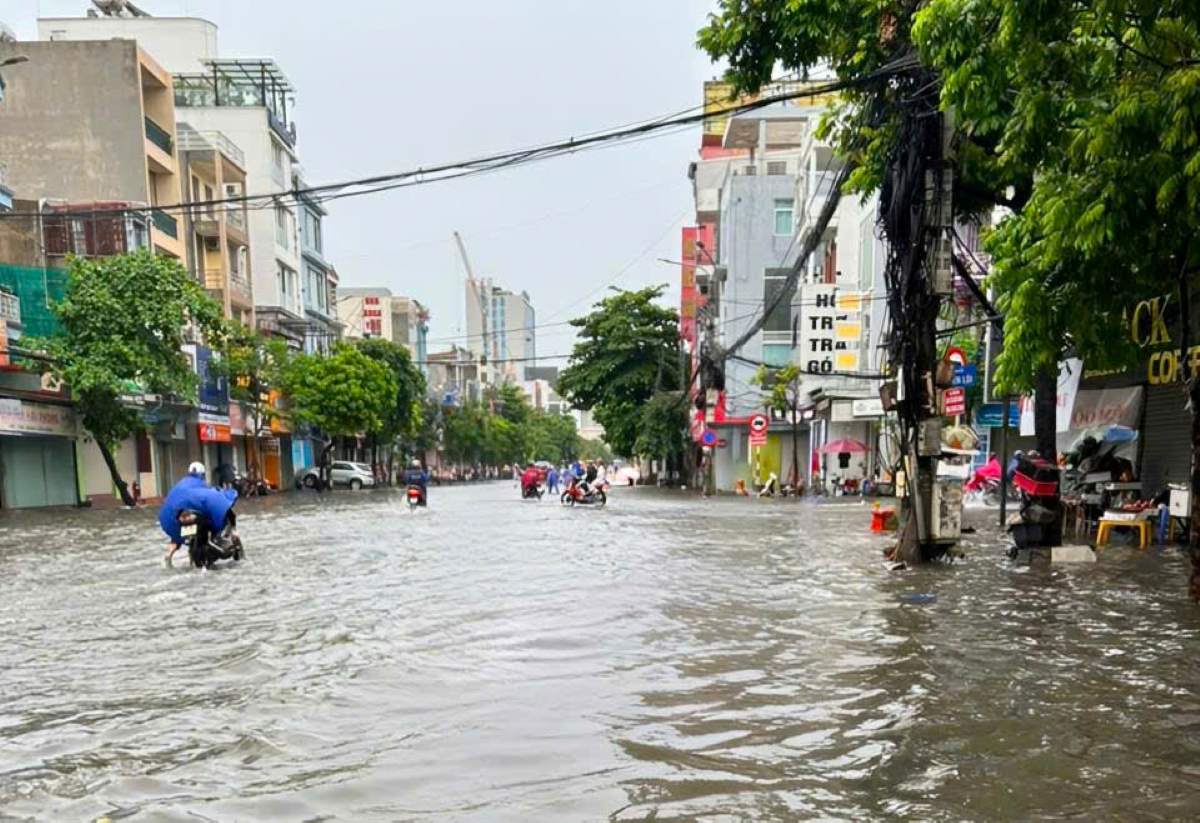 Nhiều tuyến phố trung tâm TP Hải Phòng bị ngập cục bộ sau trận mưa lớn. Ảnh: Hoàng Khôi