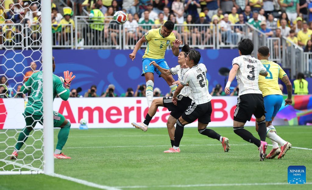 Casemiro đánh đầu gỡ hòa 1-1 cho tuyển Brazil, làm tiền đề cho việc lội ngược dòng, cho thấy tầm nhìn đúng đắn của Carlo Ancelotti. Ảnh: Xinhua