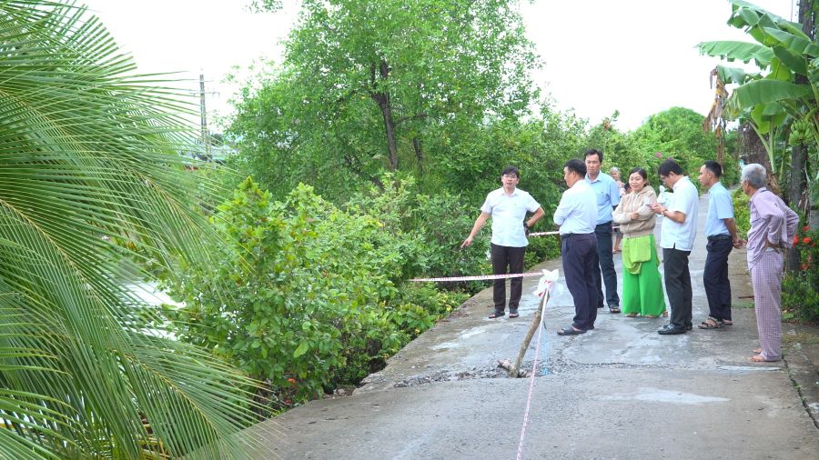 Leaders of Sa Dec ward and functional sectors inspect and direct the recovery of the landslide. Photo: Thanh Nghia