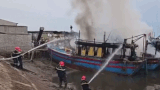 Scene of fishing boat catching fire in Nghe An, many forces urgently extinguish the fire. Photo: People provided