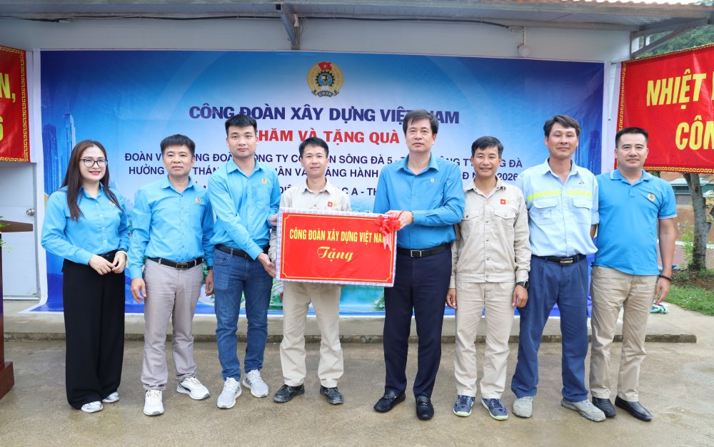 Mr. Pham Hoai Phuong - Chairman of the Vietnam Construction Trade Union (4th from right) encourages and provides support to representatives of workers. Photo: CĐXDVN