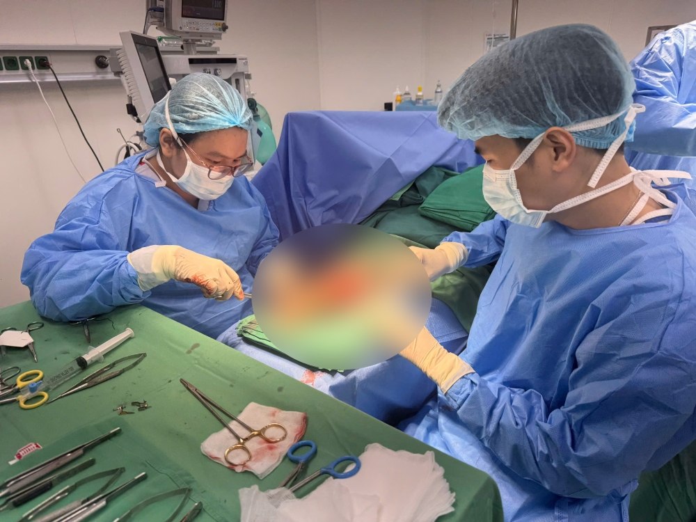 Keeping the left leg for a 21-year-old girl after a life-threatening injury. Photo: Thanh Xuan
