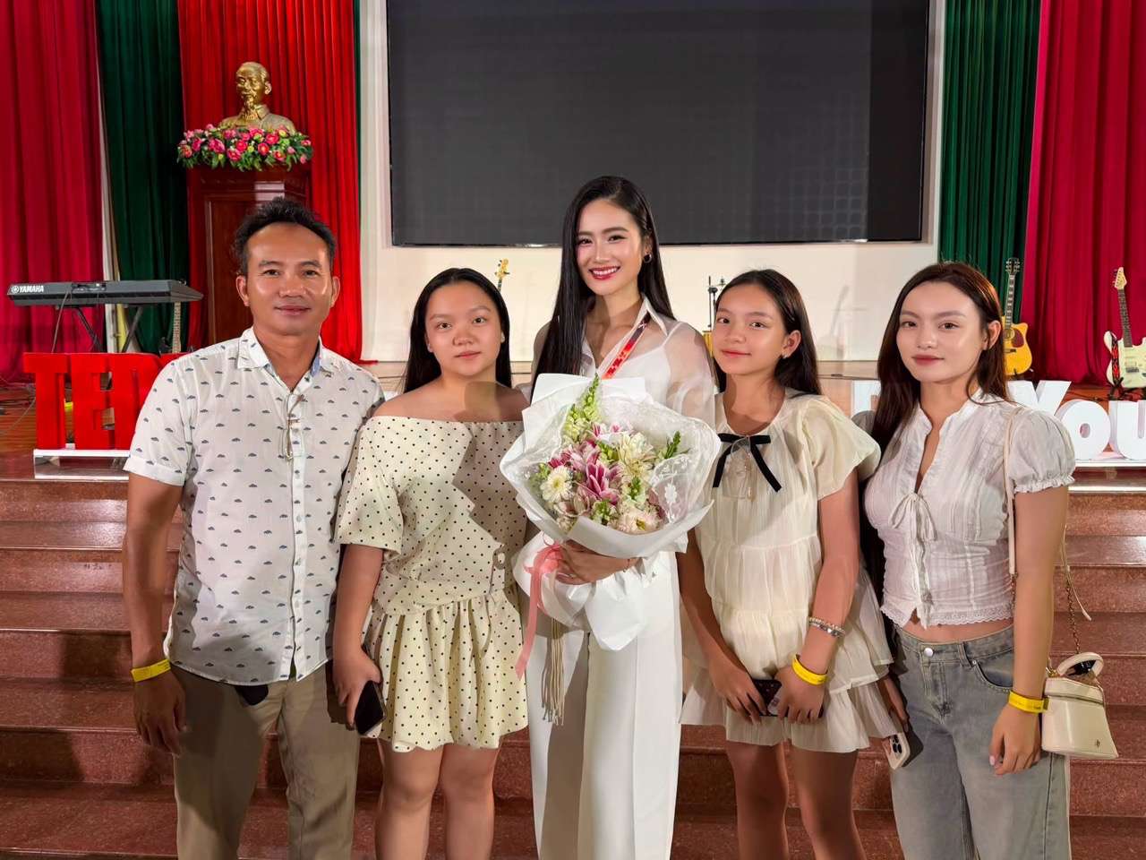 Gia đình đến ủng hộ Ý Nhi. Ảnh: Sen Vàng.