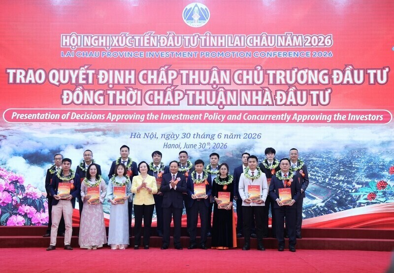 Deputy Prime Minister Pham Thi Thanh Tra and leaders of Lai Chau province present Investment Policy Approval Decisions to businesses and investors. Photo: Thu Giang
