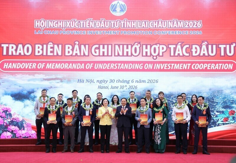 Phó Thủ tướng Phạm Thị Thanh Trà và Bí thư Tỉnh ủy Lai Châu Lê Minh Ngân trao Biên bản ghi nhớ hợp tác đầu tư. Ảnh:Thu Giang