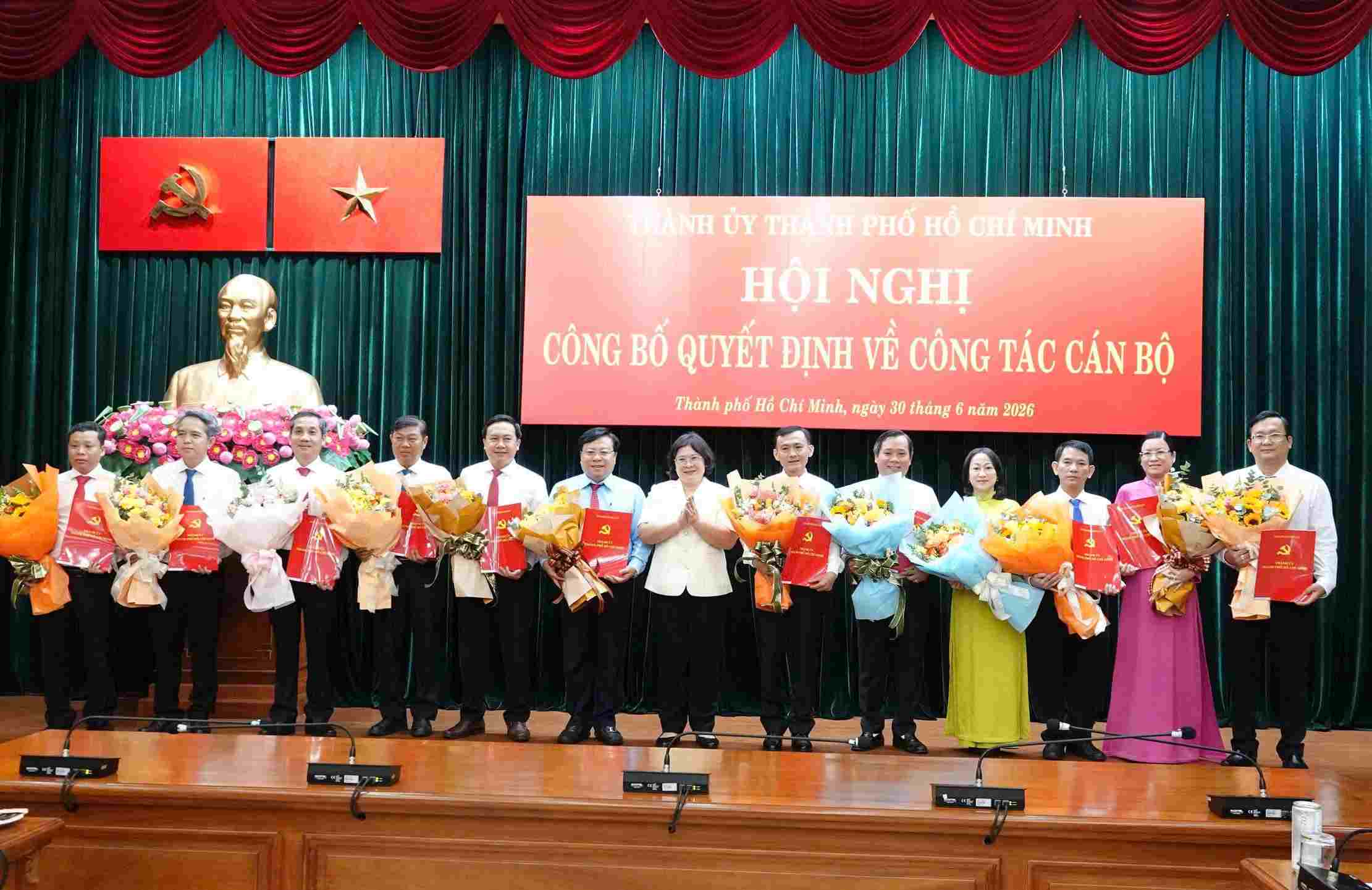 La secrétaire adjointe du Comité municipal du Parti de Hô Chi Minh-Ville, Van Thi Bach Tuyet, remet les décisions aux personnels. Photo: Minh Quan