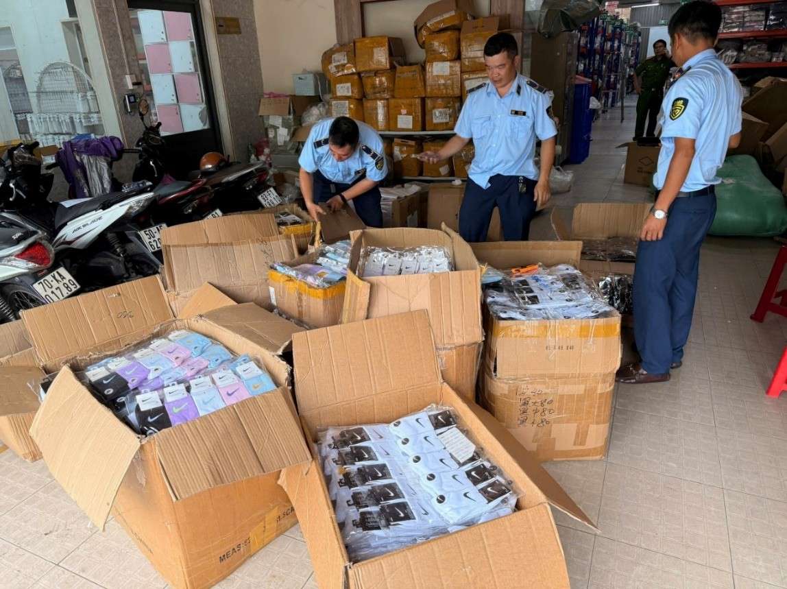 Tens of thousands of products suspected of counterfeiting famous brands were temporarily seized in Ho Chi Minh City. Photo: Market Management Team No. 1