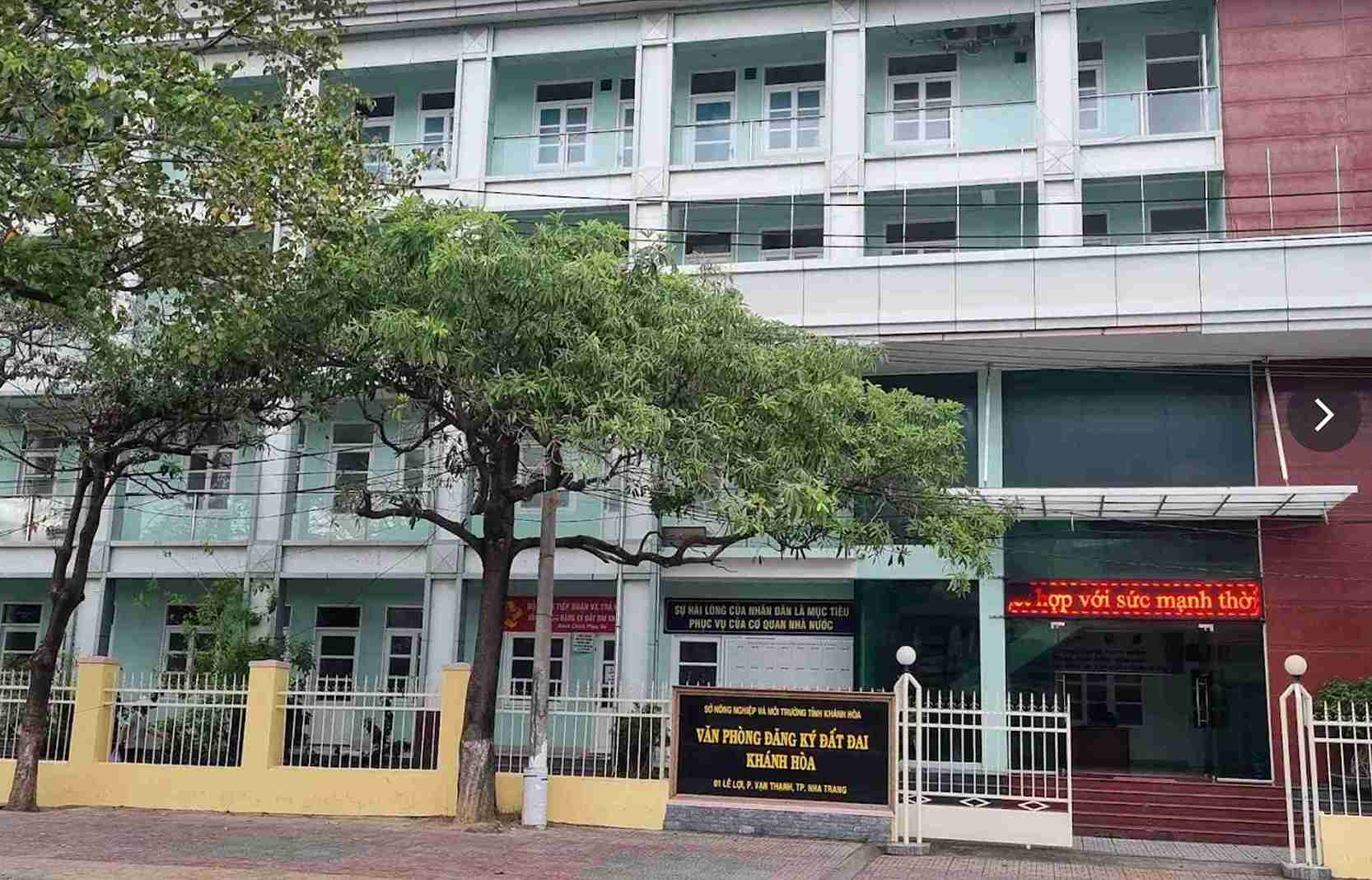 According to the newly issued announcement, 158 people were appointed to the civil servant position of Khanh Hoa Land Registration Office. Photo: Huu Long